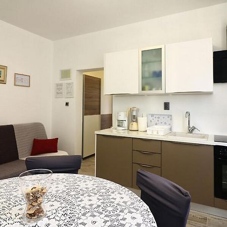Apartments Mili - Near The Sea And The Centar Of Place Бетина Екстериор снимка