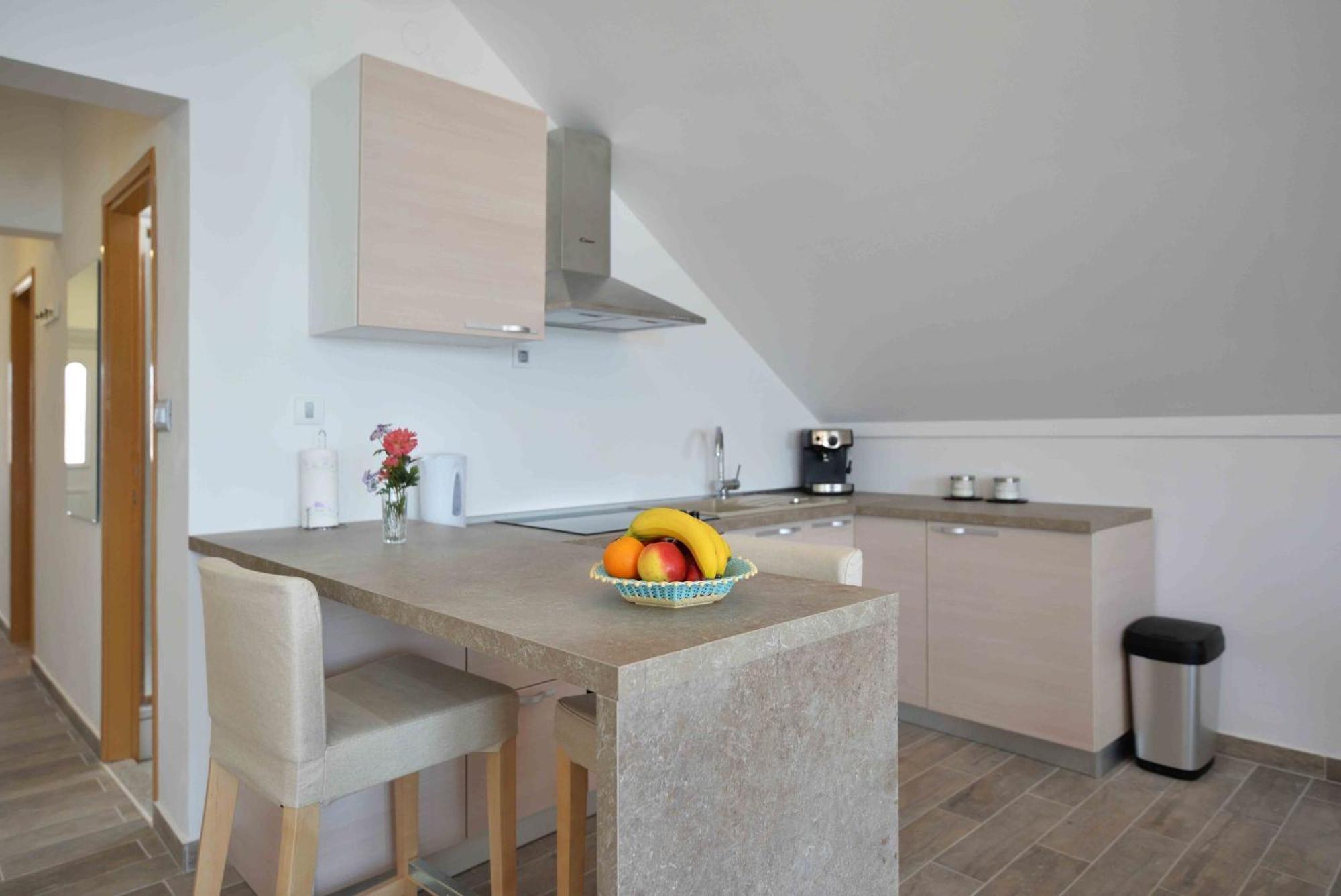 Apartments Mili - Near The Sea And The Centar Of Place Бетина Екстериор снимка