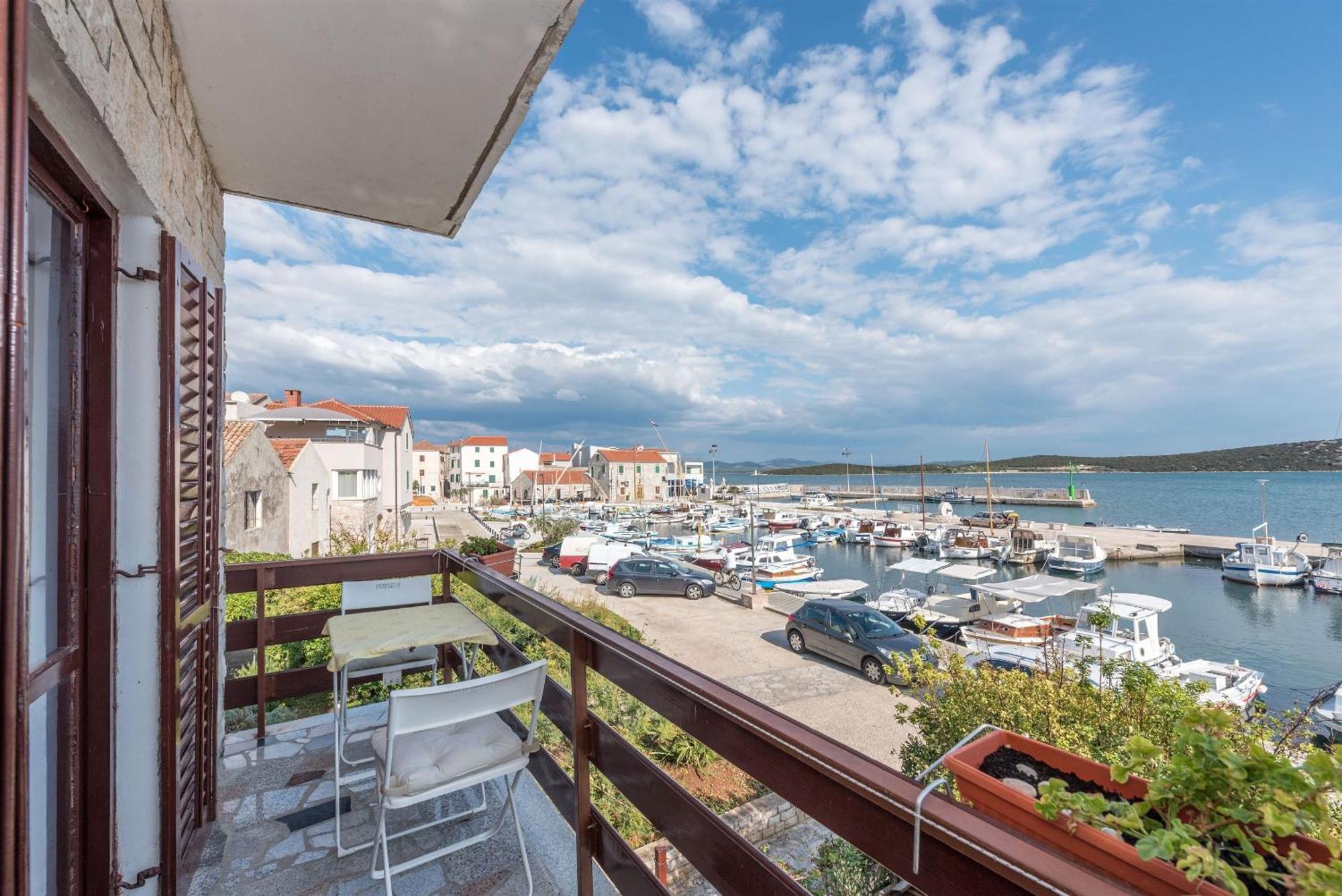 Apartments Mili - Near The Sea And The Centar Of Place Бетина Екстериор снимка